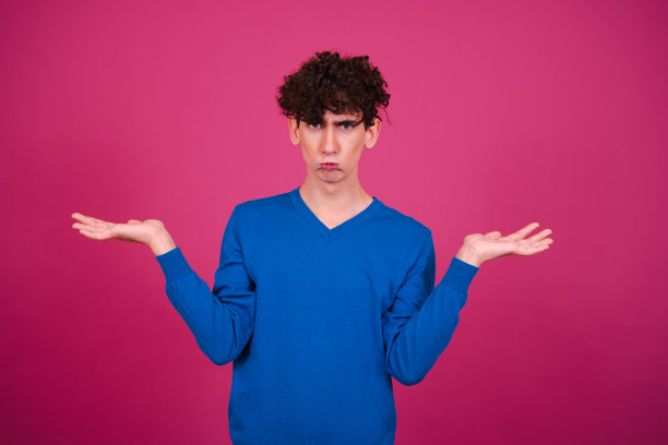 运动和健康的生活方式。有趣的情绪化的家伙在粉红色的背景上摆姿势。图片下载