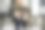 商人是由于在办公室坐得太久而做伸展姿势的，这是办公室综合症的概念。图片下载