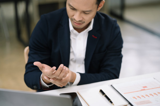 商人在办公室辛苦工作后有手腕疼痛的感觉，所以疼痛和疾病有办公室综合症的症状，保健办公室综合症的概念。图片下载
