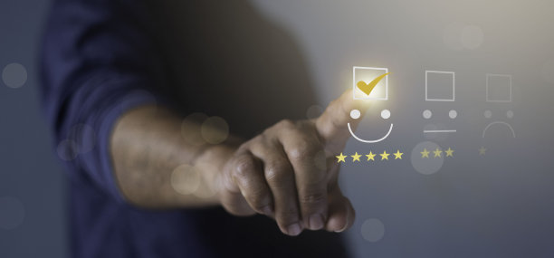 商务人士对服务体验、产品质量、员工友好程度和整体价值的评价高于价格。信息，修正，改进。顾客评价满意度反馈调查概念。图片下载