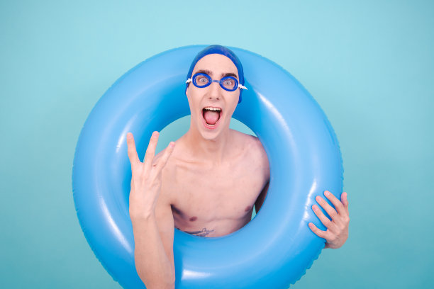 有趣的家伙准备在海上度假游泳。图片下载