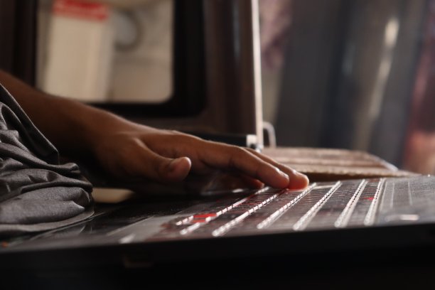 一个人使用笔记本电脑的选择性焦点图片下载