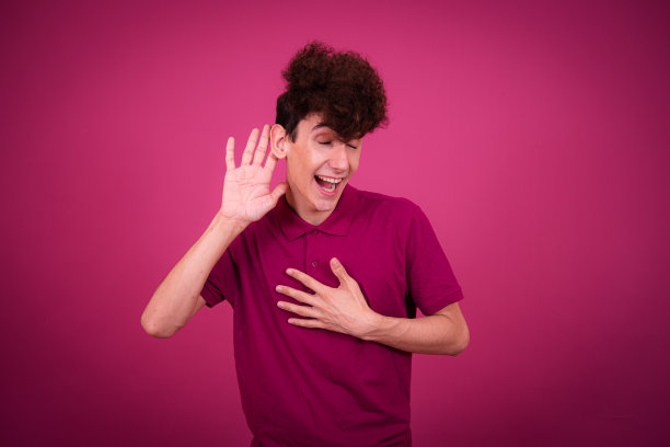 情绪化的家伙在摄影棚里摆出惊喜、快乐和悲伤的姿势图片下载