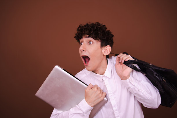 学习和工作。有趣的家伙早上要去上课。图片下载