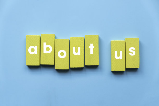 关于我们详细信息联系数据信息通信概念。黄色木制文字，蓝色背景上写着“联系我们”。图片下载