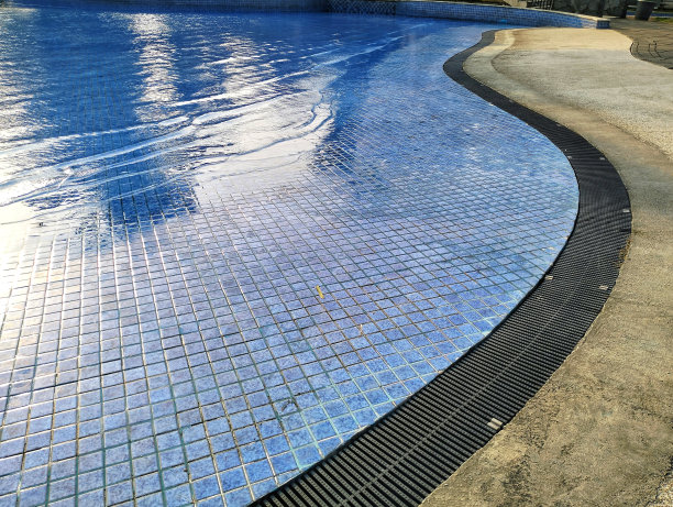 凉爽的游泳池边的水景图片下载