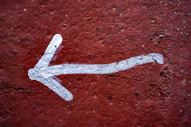 红色混凝土上的白色箭头图片下载