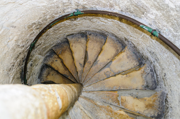 城堡里的石头螺旋楼梯图片下载