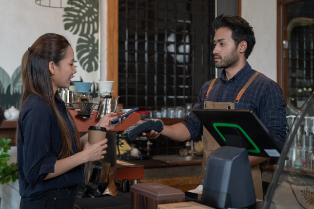 一名女子在咖啡厅餐厅用智能手机扫描二维码进行数字支付，无需现金。选择菜单和订单累积折扣。电子钱包，科技，在线支付，信用卡，银行应用。图片下载