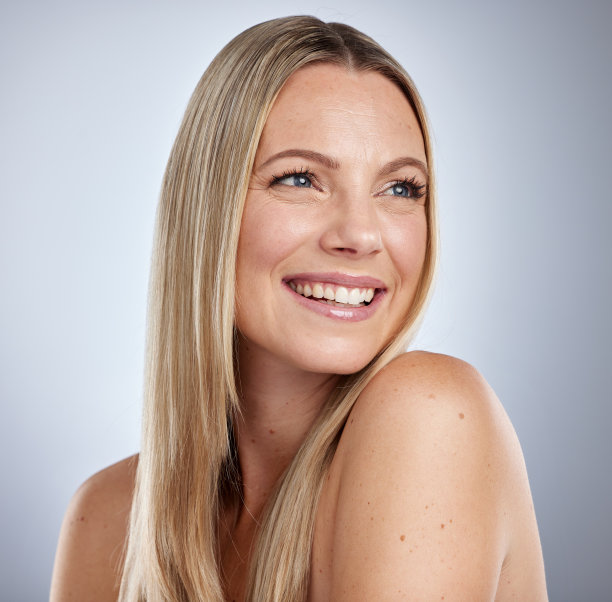 女性，美发美容护肤的典范，从面部健康皮肤，养生健康。化妆品、奢侈品和皮肤科治疗，让女性对自己的身体感到快乐，焕发青春和光彩图片下载