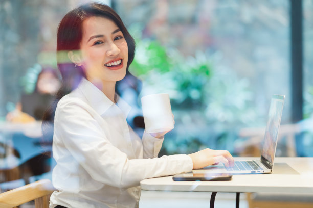在咖啡馆工作的亚洲女商人图片下载