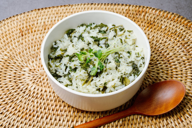 韩式蓟饭(Gondeurenamulbap):这是一种芳香的野生山地植物，用干蓟(蓟)泡在水里挤压而成，这道菜与用紫苏油煮熟的米饭一起食用，上面放上调味的蓟图片下载