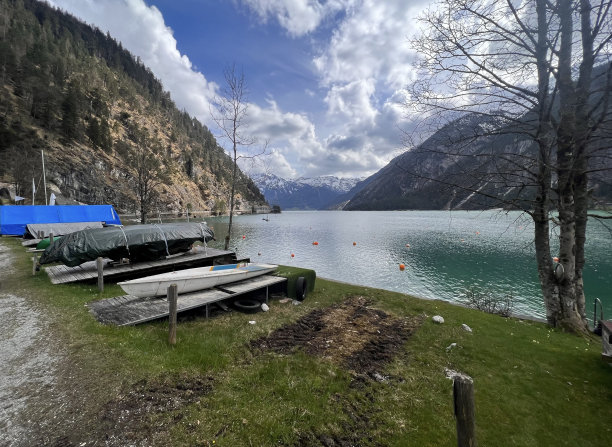 阿琛湖位于奥地利施瓦茨地区的卡文德尔山脉图片下载