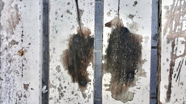 一张肮脏的窗户和生锈的窗台的照片，监狱的油漆剥落，墙壁上锈迹斑斑。图片下载