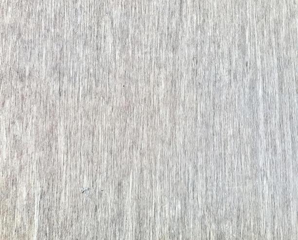 一个人在雨中打着伞走着，用刷子和指甲刷在混凝土表面上擦指甲的照片。图片下载