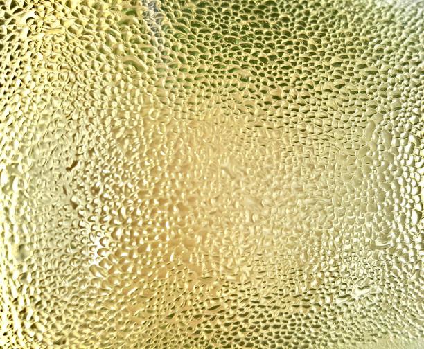 一张照片的特写，一块水果，水罐上有一个图案的水滴。图片下载