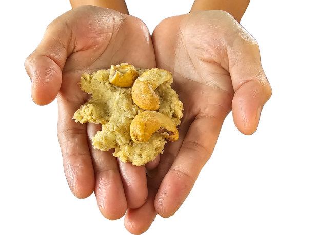 腰果饼干。孤立在白色背景上。图片下载