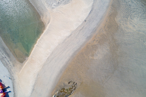 天顶俯瞰的沙滩，沙滩上有人们的脚印图片下载
