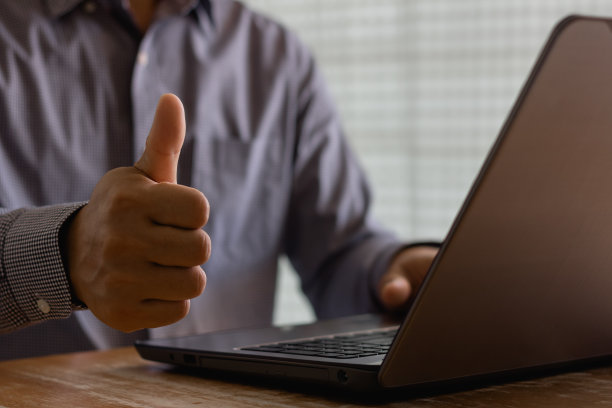 商人对着镜头竖起大拇指的特写，表示推荐或选择不错。专业的支持和服务团队表现出满意并给予积极的回应图片下载
