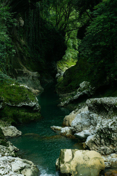 野性之美:峡谷荒野和瀑布图片下载