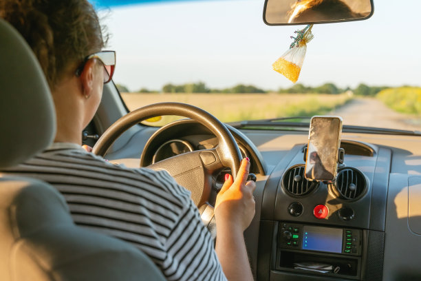 年轻女孩边开车边开车，后视镜图片下载