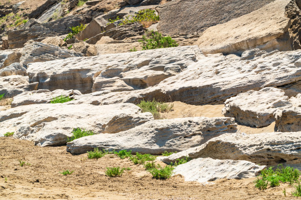 浅滩干海暴露出海岸峭壁。生态catastrophy图片下载