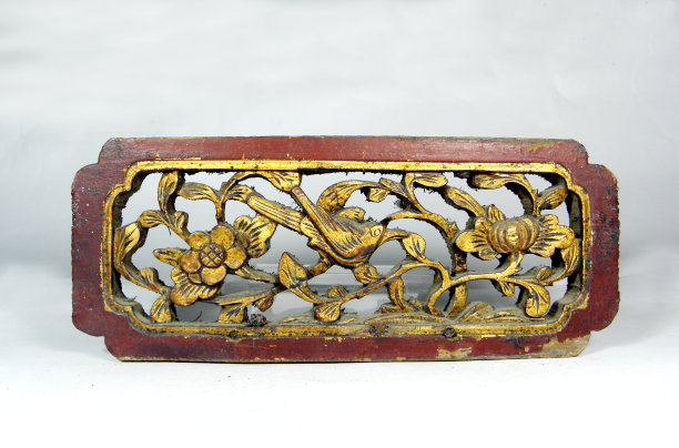 16世纪中国花窗传统木雕窗格，白色背景图片下载