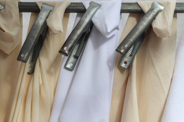 面料市场上不同颜色的布料和面料样品的详细特写图片下载