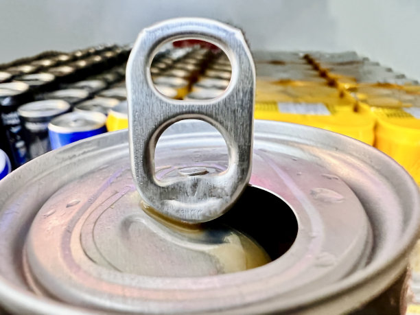 关闭盖子打开软饮料罐和水滴模糊的饮料罐图片下载