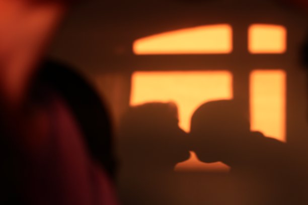 两个人接吻墙上的影子图片下载