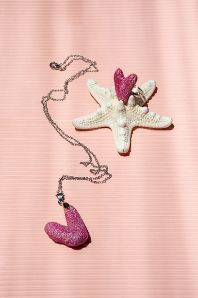 手工珠宝镶嵌心形制成的彩绘珊瑚。图片下载