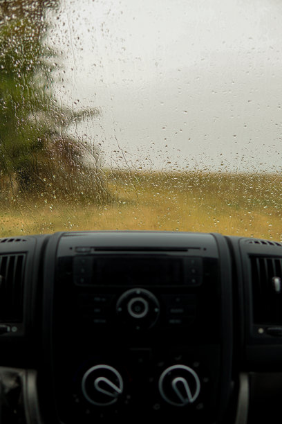 冬日里汽车玻璃上雨滴的纹理背景。雨天和恶劣天气下的暴风雨图片下载