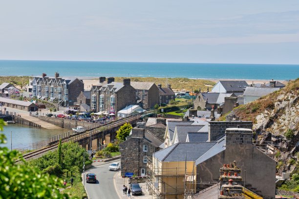 从山上俯瞰城镇和海岸图片下载