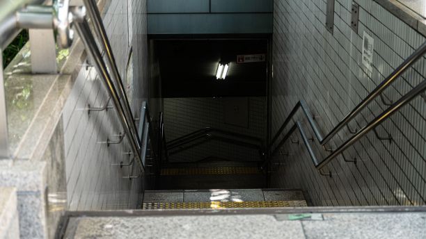 通往建筑物地下室的楼梯，地下室下面是一扇窗户图片下载