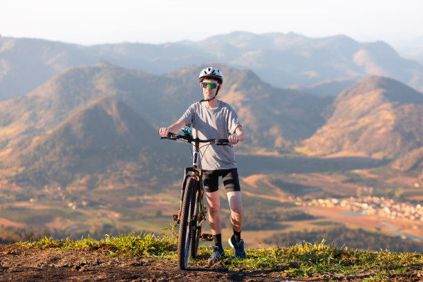 骑自行车的人图片下载