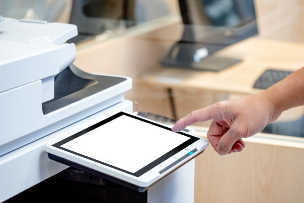 男性用手触摸复印机显示器屏幕上的按钮，在办公室里复印和打印文件。商务组织电子设备及用品。图片下载