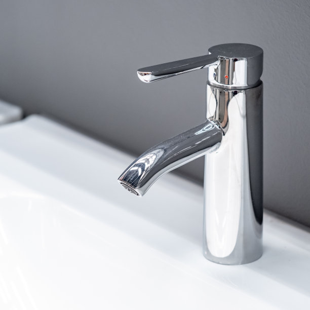 浴室配有不锈钢水龙头或镀铬水龙头图片下载