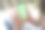 年轻人坐在家里，手里拿着智能手机的绿色模型屏幕。男性使用色度键手机。垂直模式。触摸，滑动显示屏，点击，浏览网络社交媒体图片下载