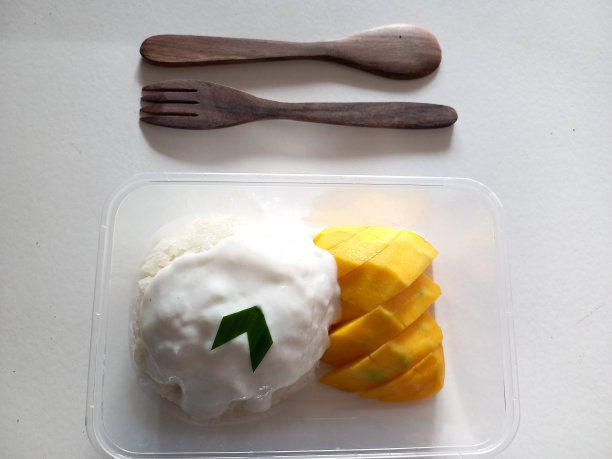 芒果糯米用勺子和叉子准备出售图片下载