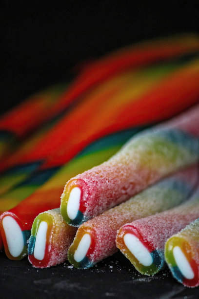 彩色长粘果冻糖果黑色背景，照片的特写图片下载