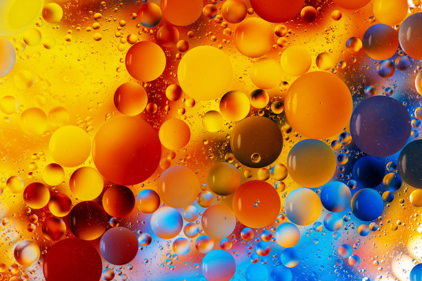 明亮多彩的抽象背景，水面上的油滴图片下载