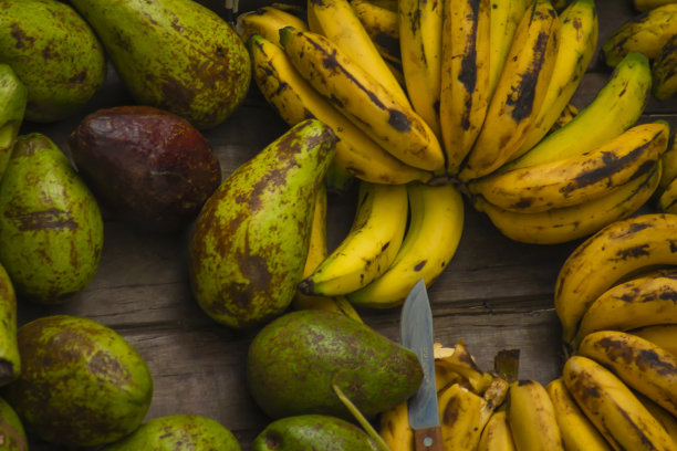 在传统的哥伦比亚市场广场上展示水果和蔬菜图片下载