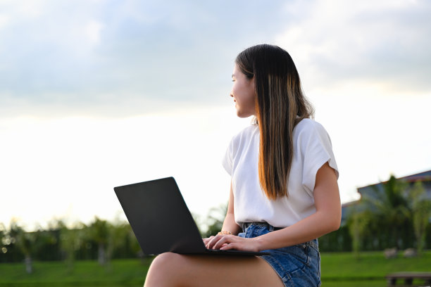 一位女性自由职业者正在工作飞机上使用笔记本电脑工作。这张照片质量很好。图片下载