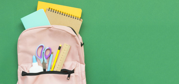 背包里有办公用品，绿色背景图片下载