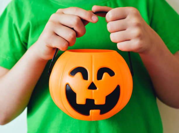 在不给糖就捣蛋的季节，孩子们手拿南瓜篮子的特写图片下载