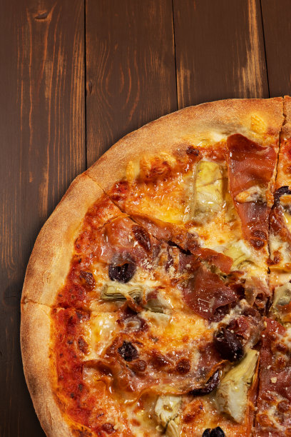 披萨配番茄酱，混合芝士，火腿，意大利辣香肠，培根，新鲜蘑菇和橄榄。图片下载