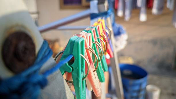 彩色衣夹的特写图片下载