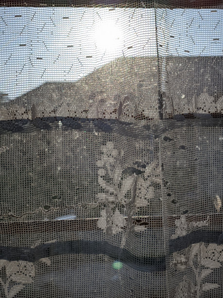 窗帘是白色的，早晨的阳光刺眼耀眼图片下载