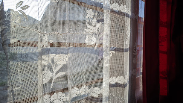 窗帘是白色的，早晨的阳光刺眼耀眼图片下载