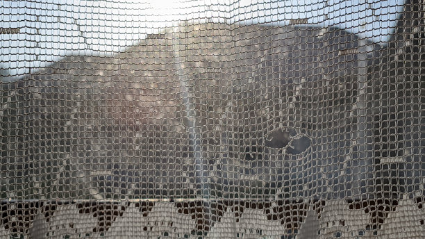 窗帘是白色的，早晨的阳光刺眼耀眼图片下载